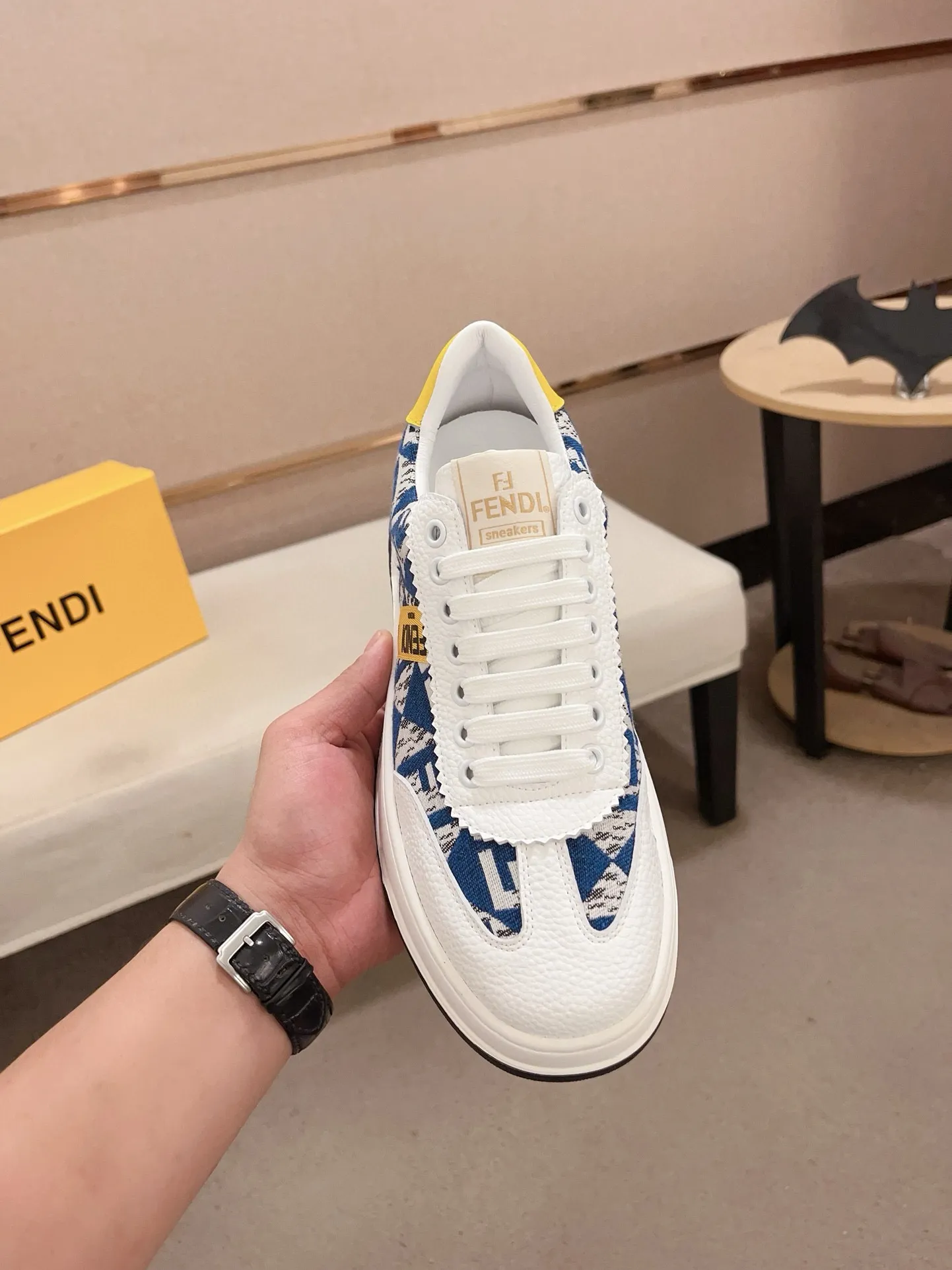 Men's shoes💰: 400💰[Fendi] Fendi's latest casual shoes for men! Available at counters simultaneously! A one-to-one replica of the original. All imported official website one-to-one cowhide fabric. The interior is made of top-grade sheepskin, and the original factory-supplied rubber outsole is used. Leading new fashion concepts. Matching code: 38-44. (can be customized for 45 non-refundable)